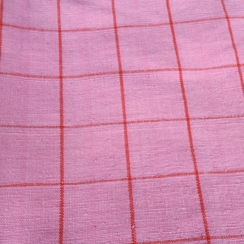 Närbild av tyg med rosa och röda rutor