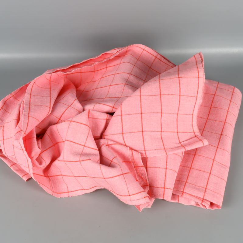 Rosaröd duk med rutor slarvigt vikt
