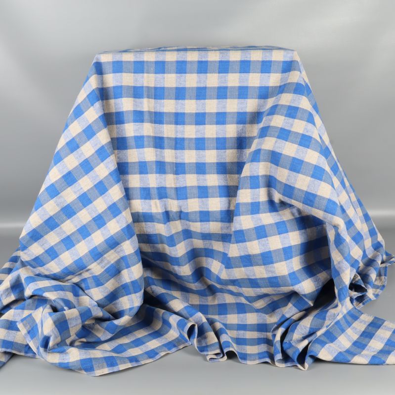 Uppdukad blårutig duk med klassiskt rutmönster