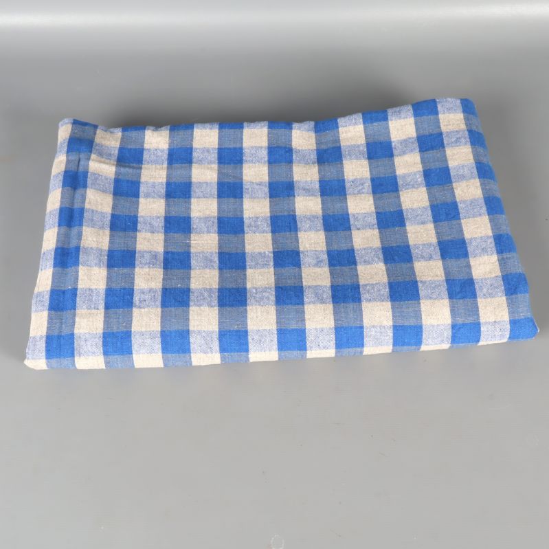 Vikta duken visar tydligt blått och beige rutmönster
