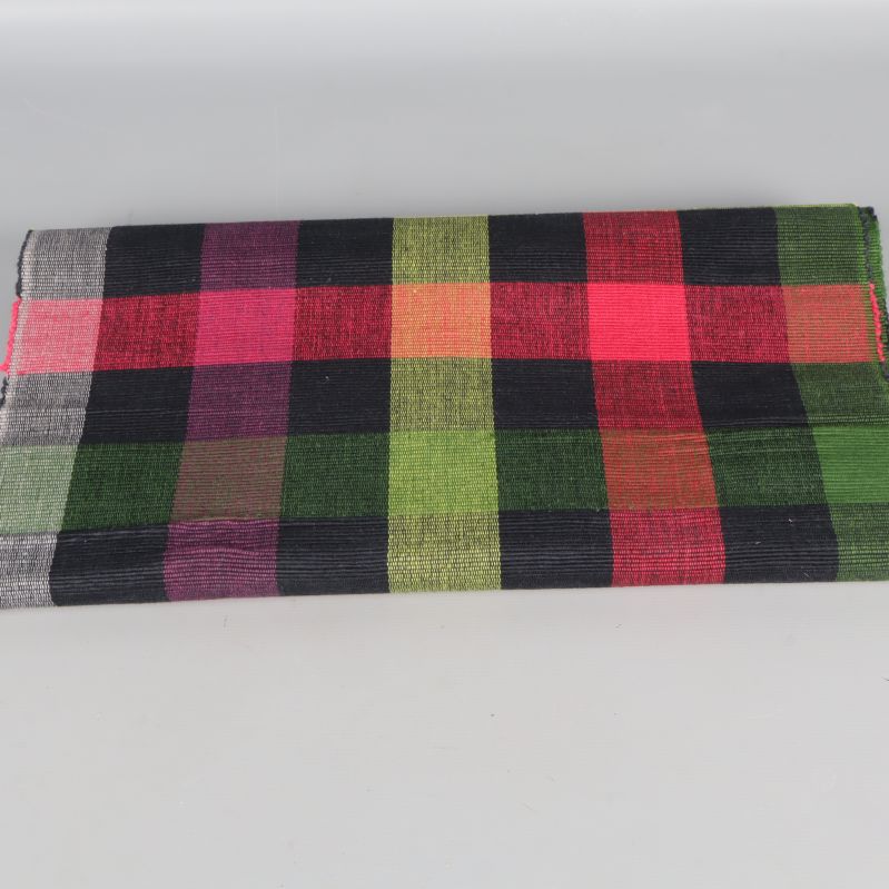 Sammalagt tygstycke med rutmönster i starka färger