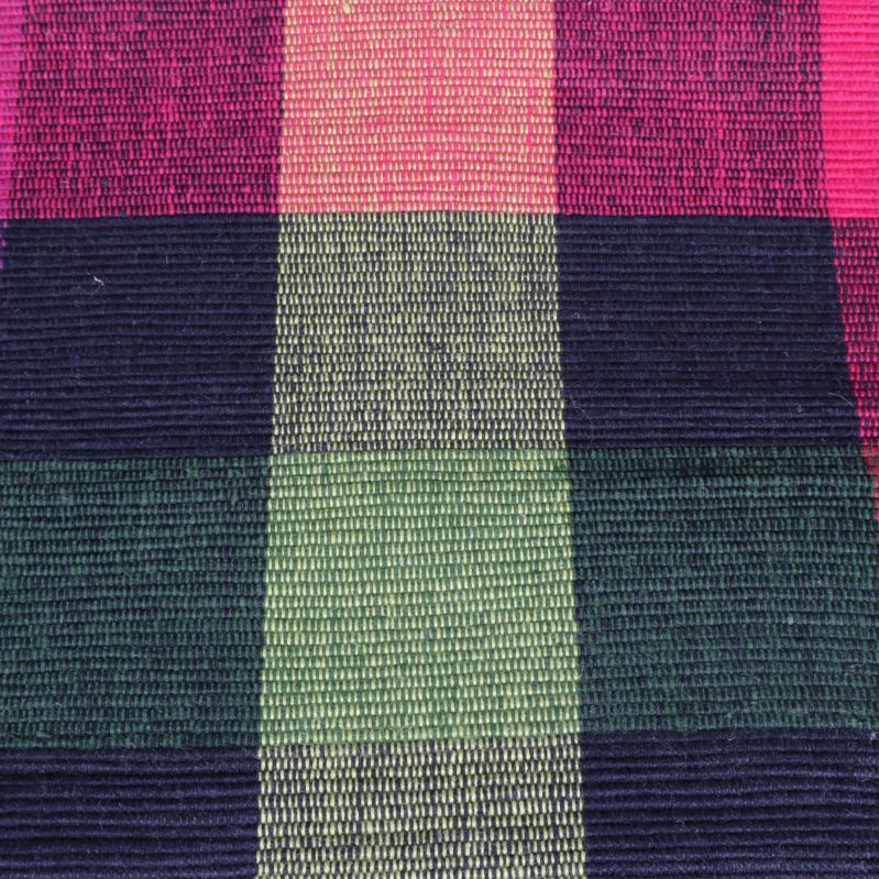 Närbild på vävt rutmönster i tyg