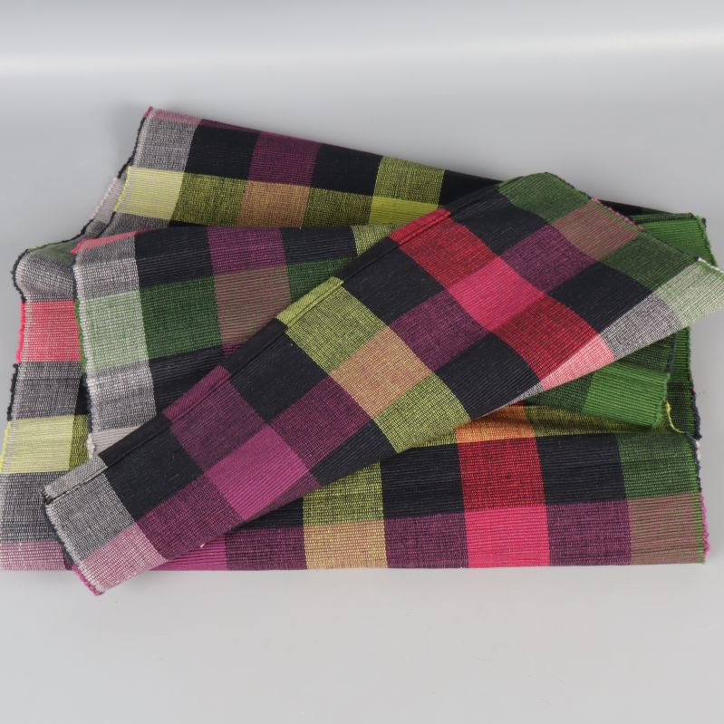 Rutigt tyg med rosa, gröna och svarta rutor