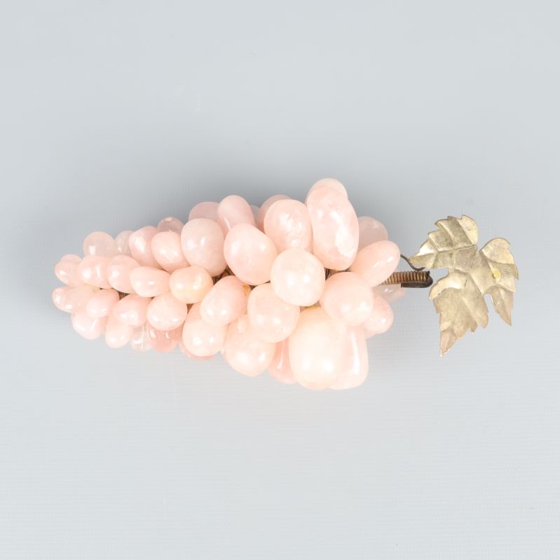 Närbild på druvklasen med fokus på bär och blad