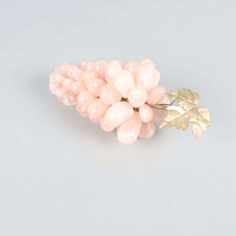 Druvklase i pastellrosa vinkel uppifrån och från sidan