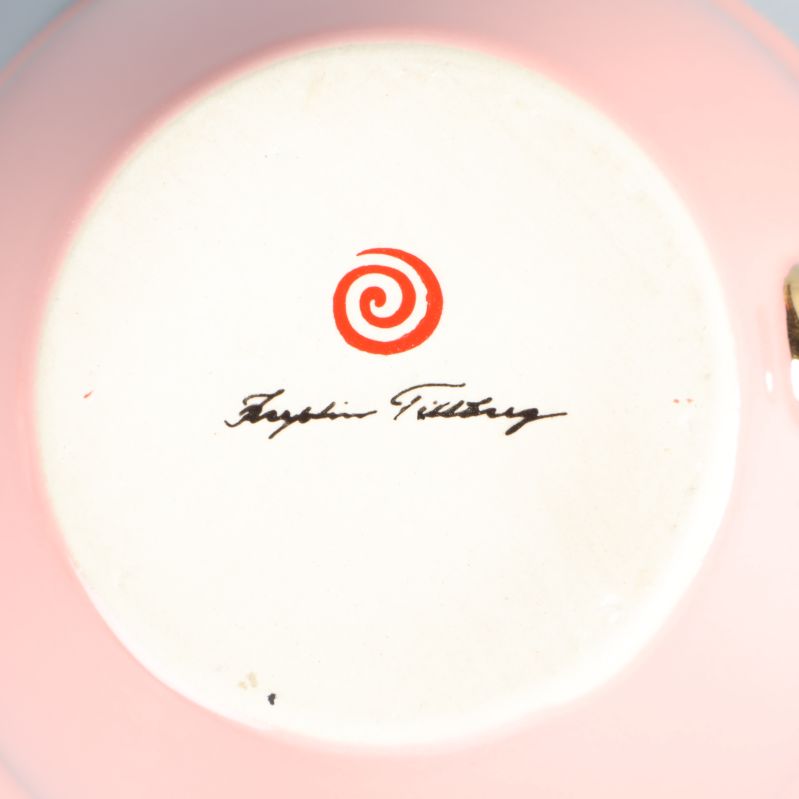 Närbild av signatur Kerstin Tillberg på muggens botten