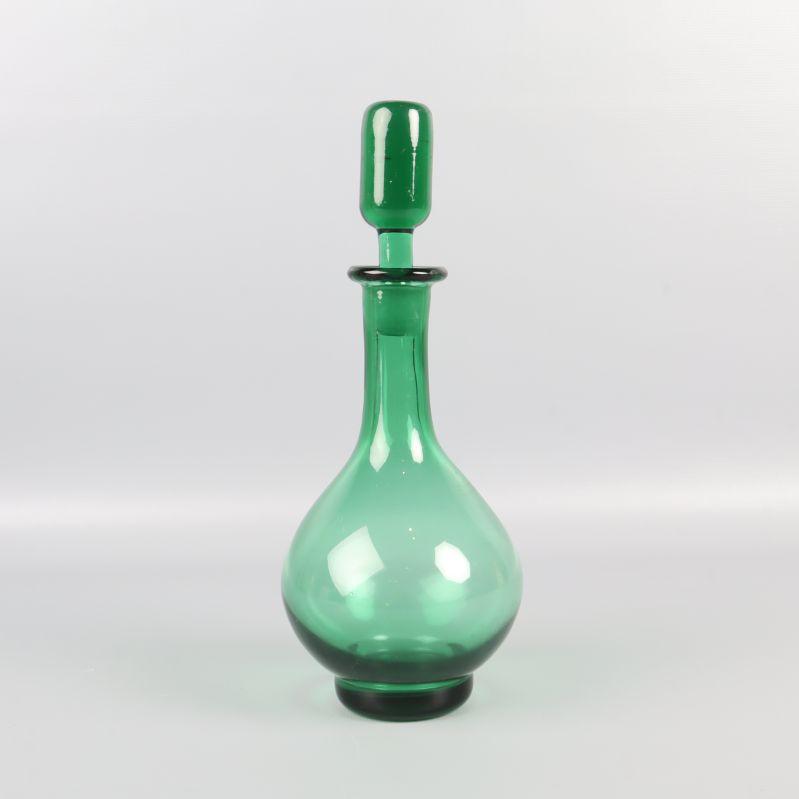 Rak vy framifrån på grön glasflaska med knopp