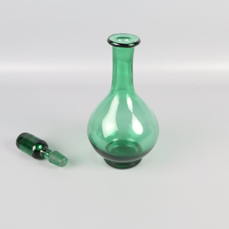 Karaff i grönt glas med knopp bredvid