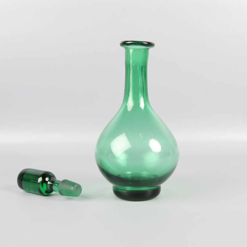 Karaff i grönt glas utan knopp vid sidan av