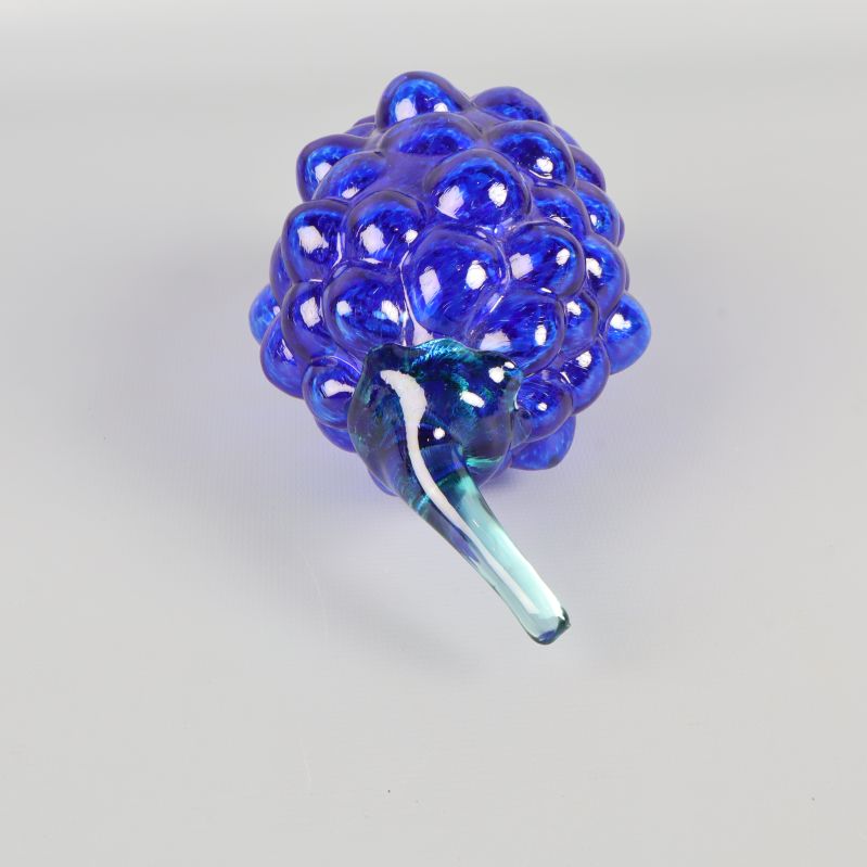 Närbild på glasdruvans stjälk och topp