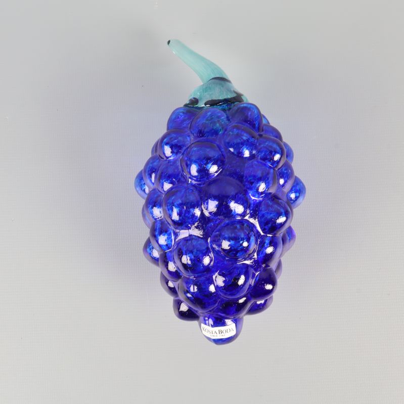 Vindruvsklase i blått glas fotad uppifrån