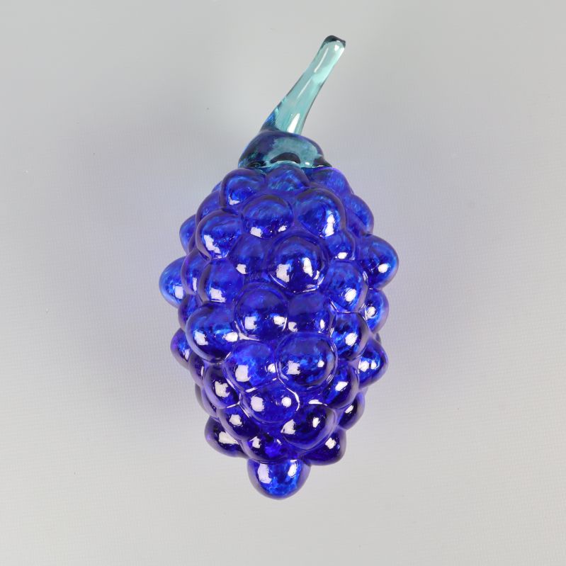 Blå vindruvsklase med grön stjälk ovanifrån