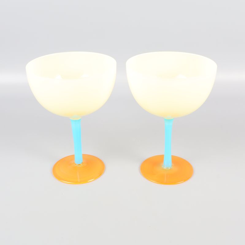 Två cocktailglas med ljusgul kupa, blå fot och orange bas