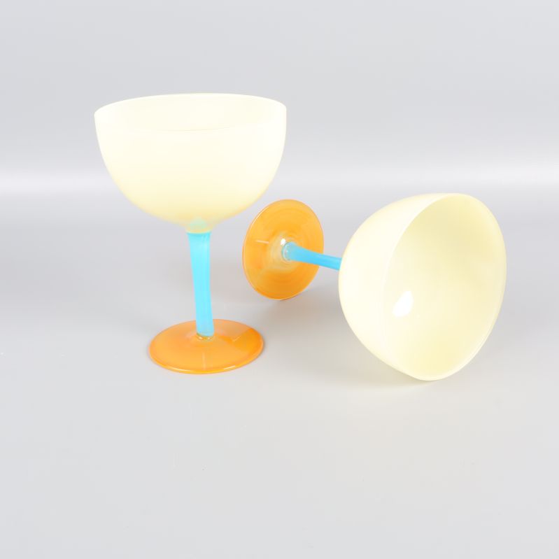 Ett cocktailglas står, ett ligger ner på sidan