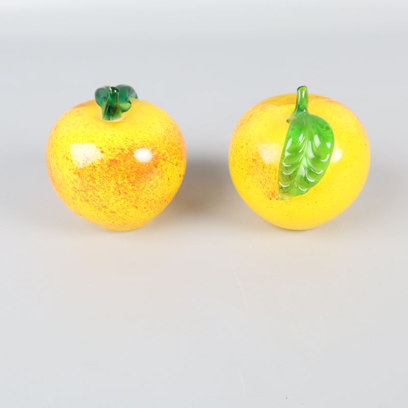 Glasäpplen visade framifrån på ljus bakgrund