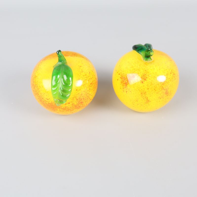 Övre vy av glasäpplen och gröna blad