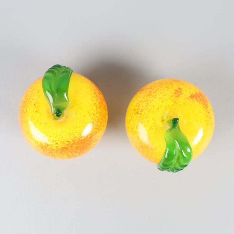 Två äpplen ovanifrån, visar bladens form