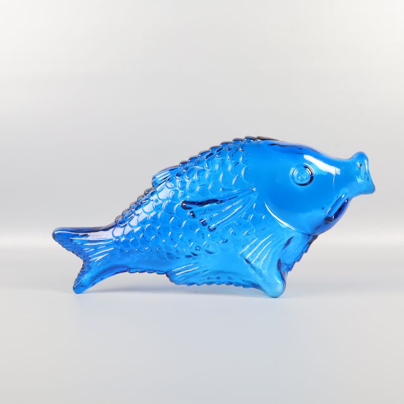 Blå fiskformad glasvas i profilvy