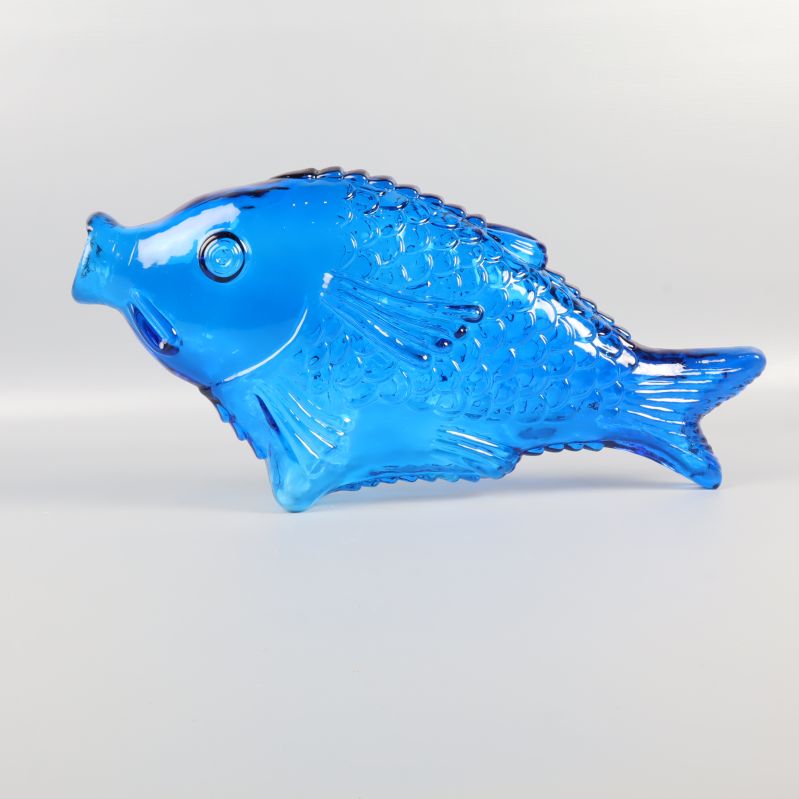 Blå fiskvas sedd från andra sidan