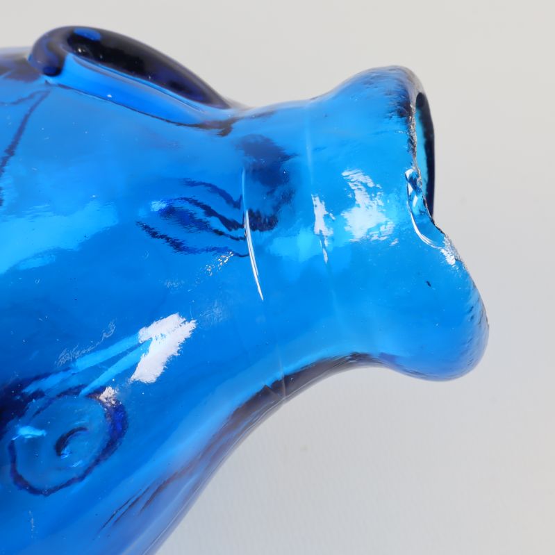 Närbild på munnen med nagg på vasen