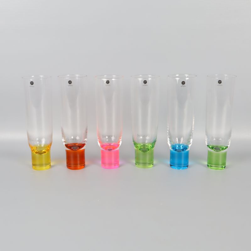 Sex höga champagneglas med färgad fot i olika färger