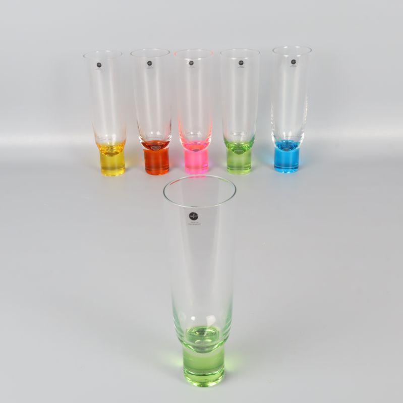 champagneglas uppställt med ett glas i fokus framför de andra