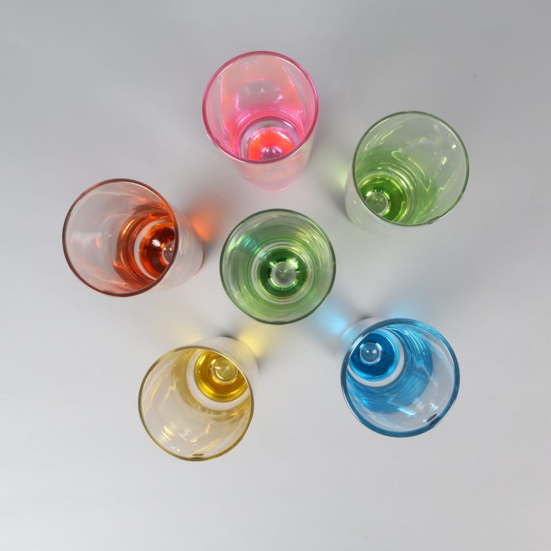 Topvy på sex glas med synliga färgade bottnar
