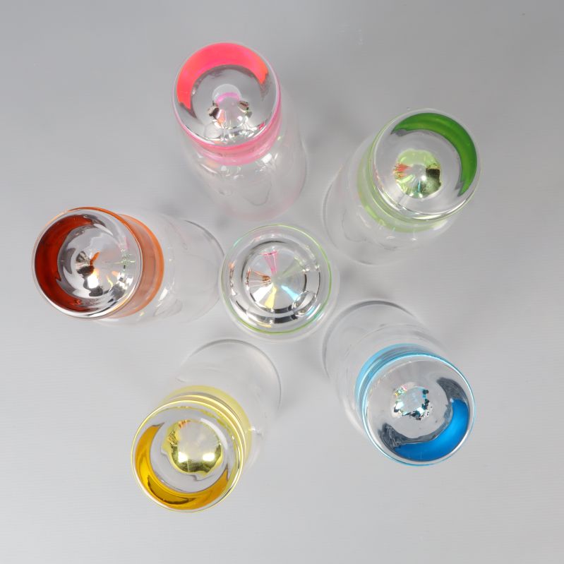 Undersida av sex drinkglas med färgade fötter