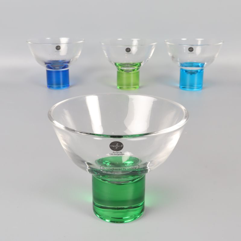 Glas med grön fot i fokus, andra skålar bakom