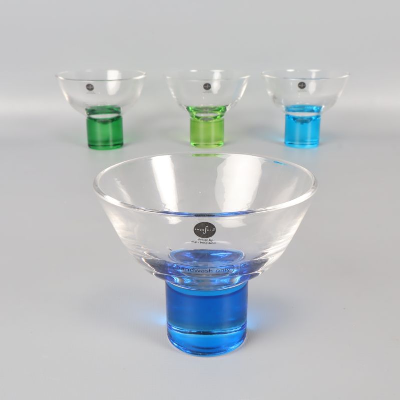 Glas med mörkblå fot i fokus, övriga i bakgrunden