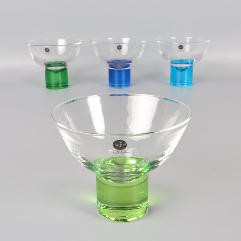Fyra glas med gröna och blå fötter