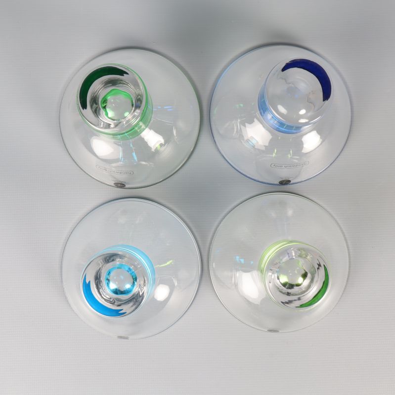 Glas underifrån, visar foternas färg och form