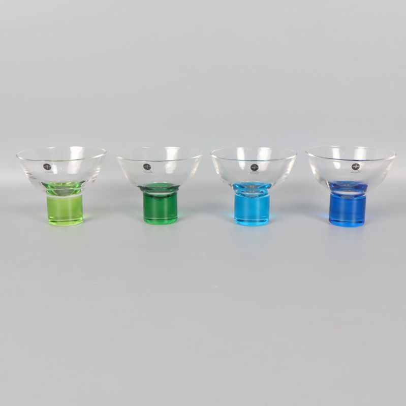 Fyra martiniglas uppradade på ljus bakgrund