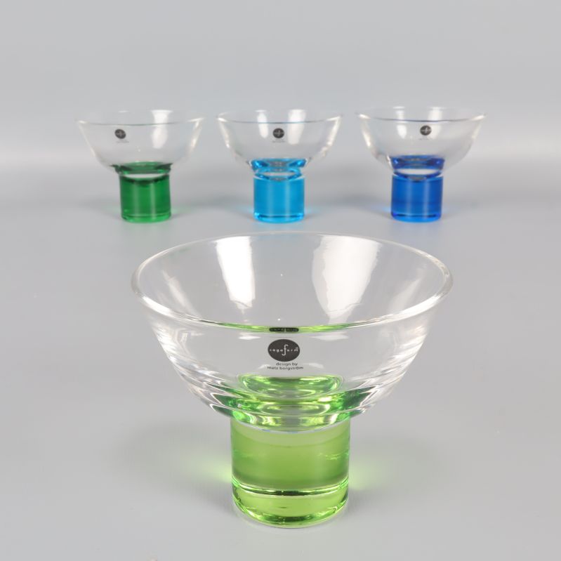 Martiniglas med gröna och blå färgade fötter i grupp