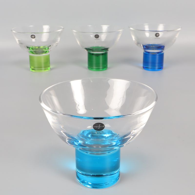 Martiniglas med blå fot i förgrunden