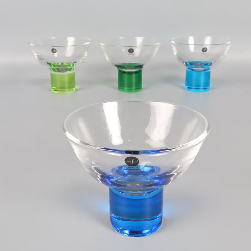 Martiniglas med mörkblå fot i fokus