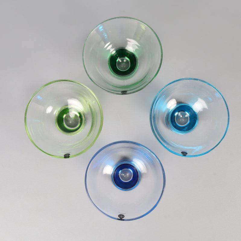 Martiniglas ovanifrån med färgade ringar i botten