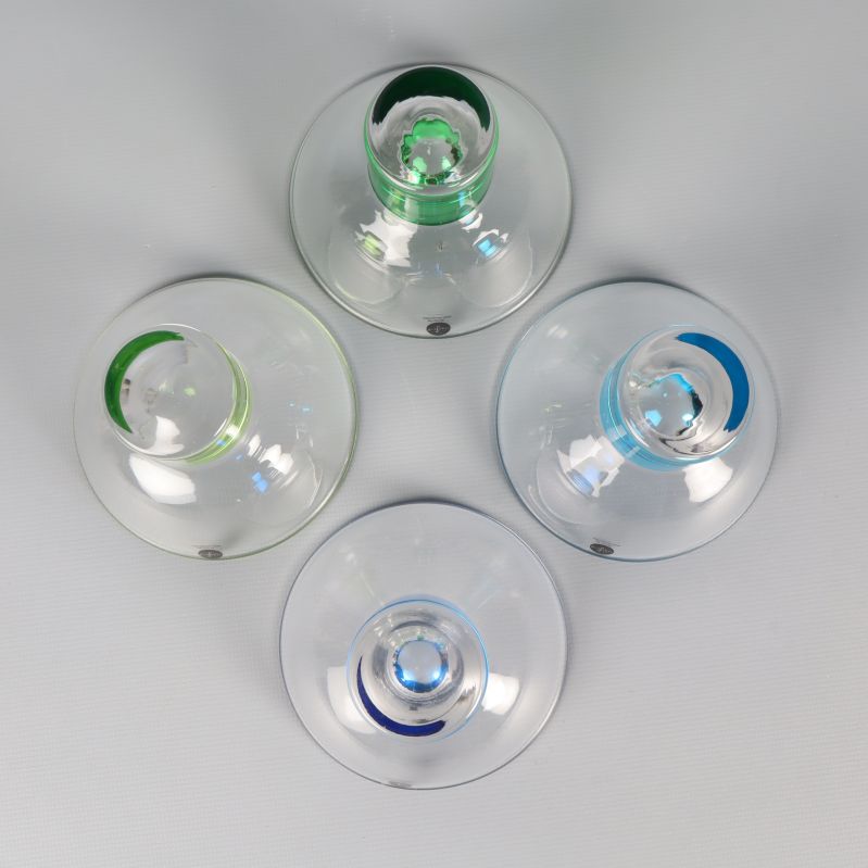 Martiniglas undersida med färgade fötter synliga