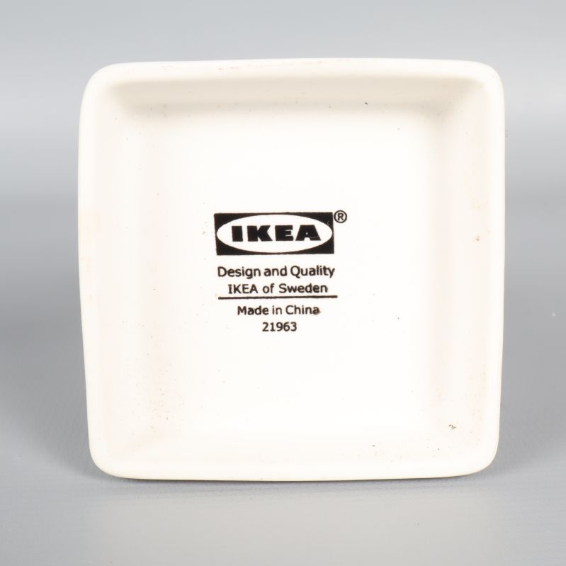 Närbild på botten av en fyrkantig vit vas från IKEA