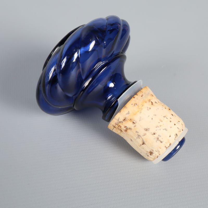 Korken till blå glasflaskan i närbild