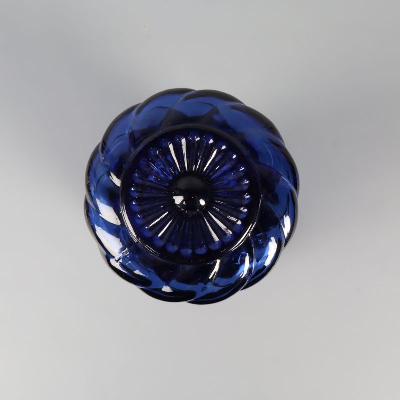 Ovanifrån på korken till blå glasflaskan