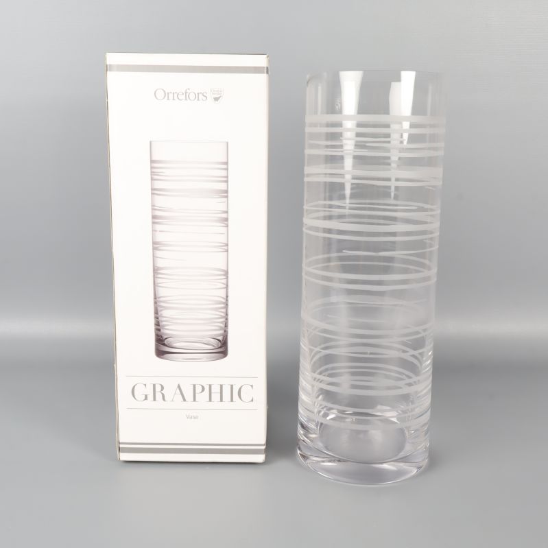 Vas bredvid kartong med Graphic-tryck