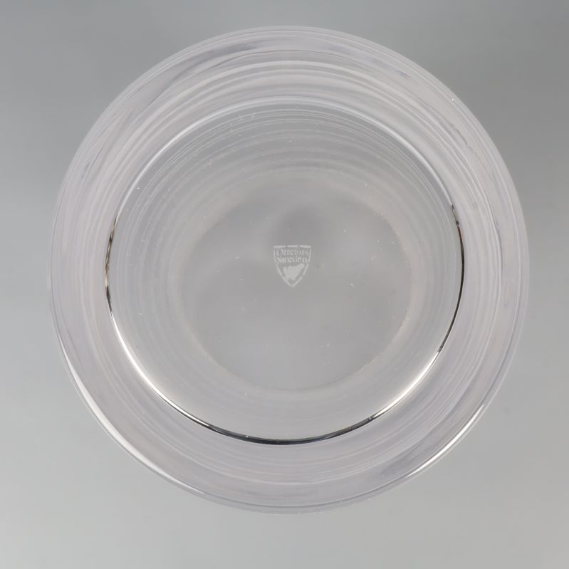 Botten av vas i klart glas med mönster