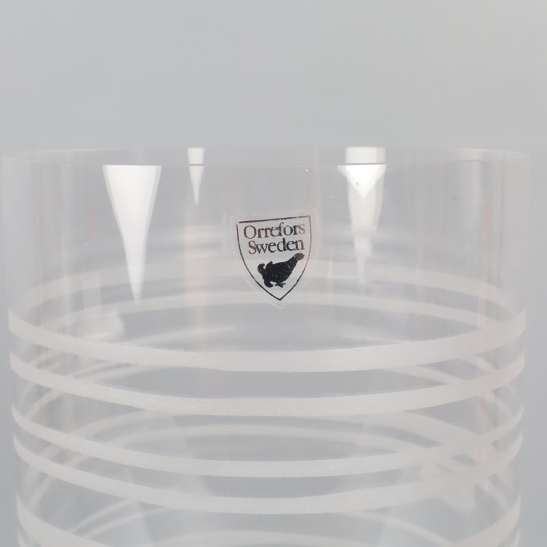 Närbild på Orrefors Sweden logotyp på vasen