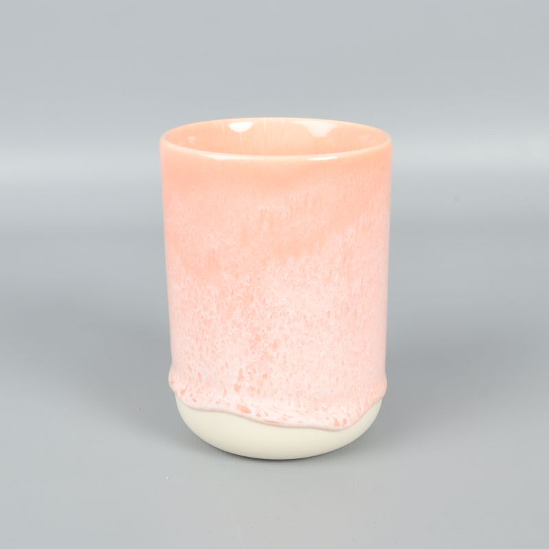 Keramikmugg med aprikosfärgad glasyr sedd i vinkel