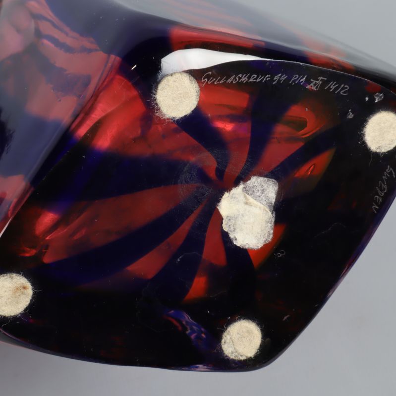 Närbild på vasens botten signerad och numrerad