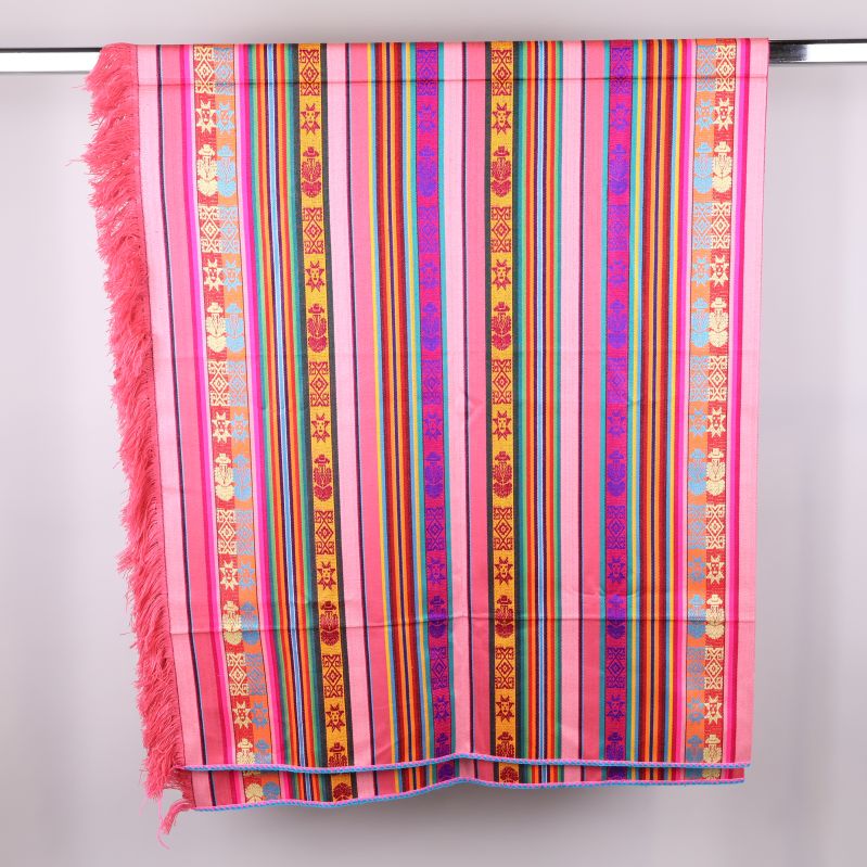 Textil upphängd med tydliga ränder och fransar på kanten