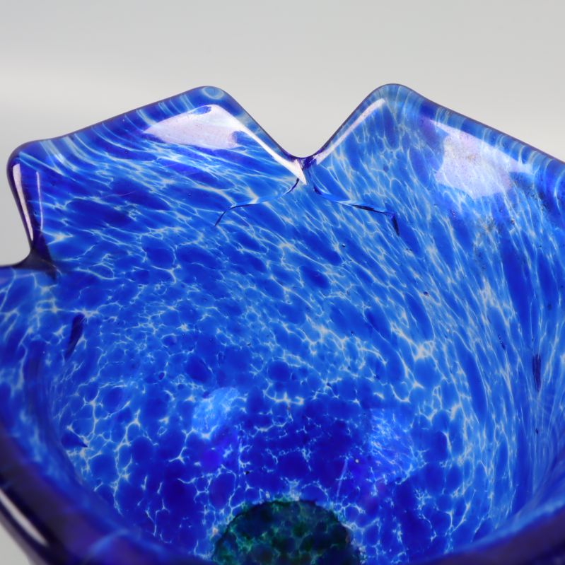 Närbild av blå Ljusstake med spricka 