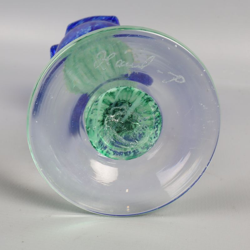 Signatur på undersidan av grön glaspiedestal