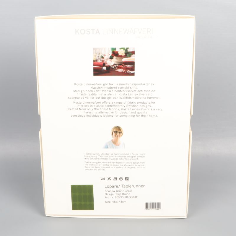 Baksida av förpackning med information om Kosta Linnewäfveri och produkten
